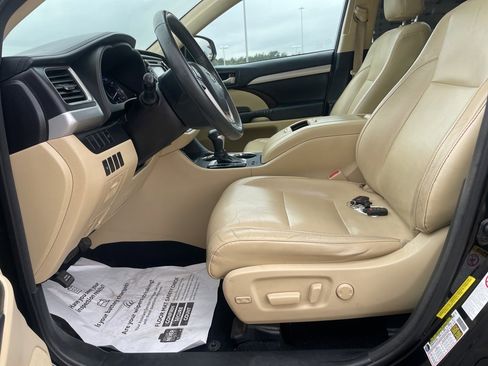 Used 2016 Toyota Highlander XLE image 11