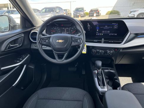 Used 2024 Chevrolet Trax LS w/ LS Convenience Package image 7