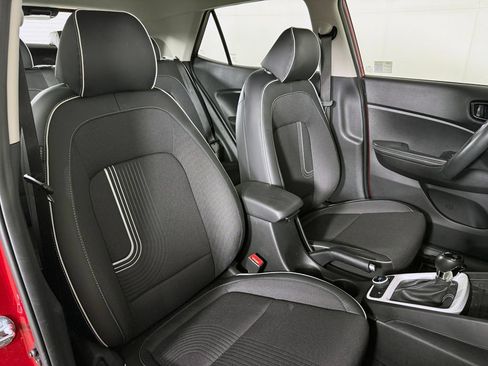Certified 2025 Hyundai Venue Limited FWD image 26