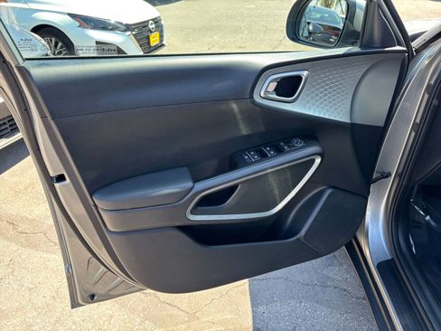 Used 2025 Kia Soul LX w/ LX Technology Package FWD image 18