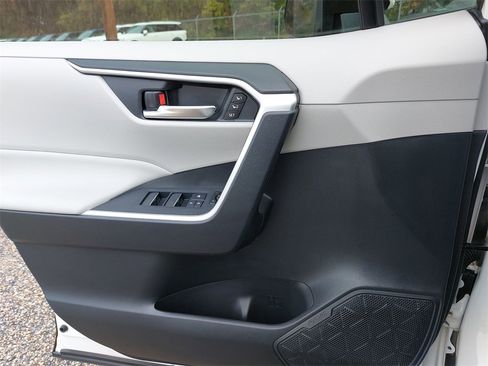 Used 2022 Toyota RAV4 XLE Premium image 27