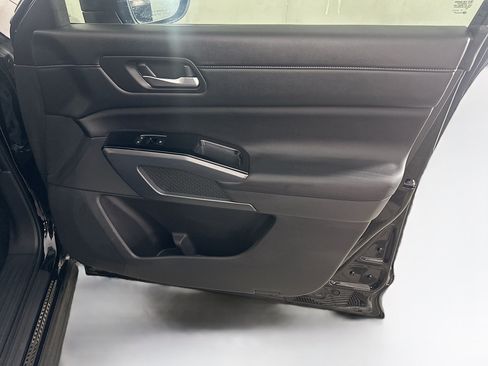 Used 2024 Nissan Pathfinder SL FWD image 35