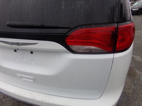 Used 2017 Chrysler Pacifica Touring-L image 9