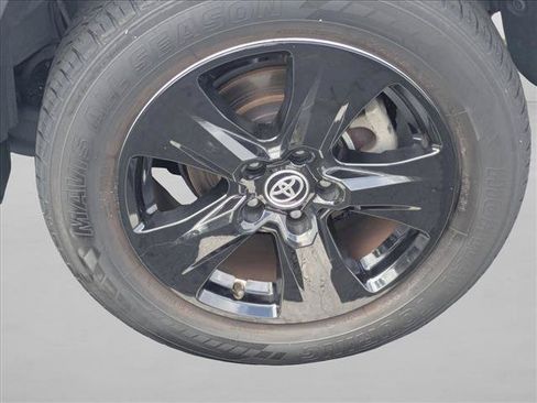 Used 2020 Toyota RAV4 XLE AWD/4WD image 22