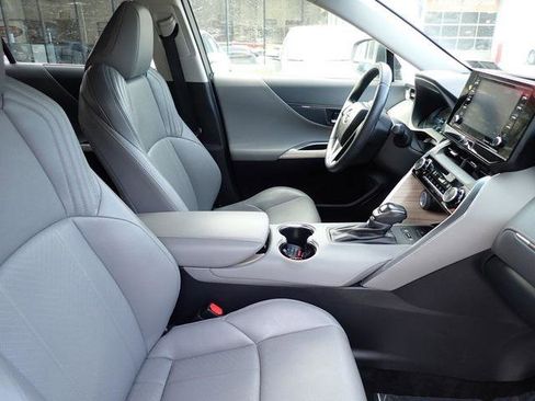 Certified 2021 Toyota Venza XLE image 3