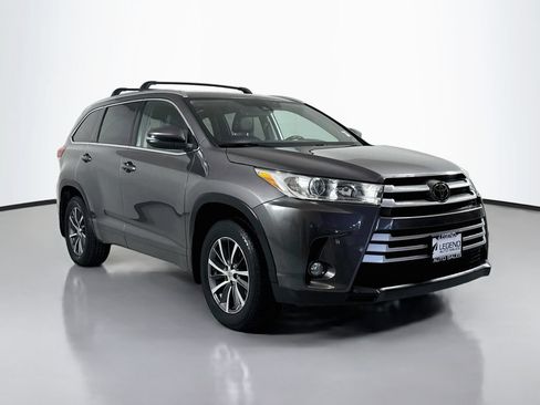 Used 2018 Toyota Highlander XLE AWD/4WD image 4