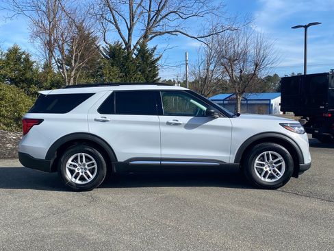 Used 2025 Ford Explorer Active image 3
