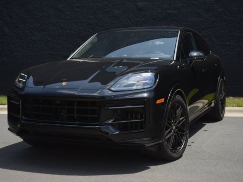 Certified 2025 Porsche Cayenne GTS AWD/4WD image 1