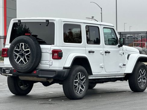 Used 2025 Jeep Wrangler Sahara image 4