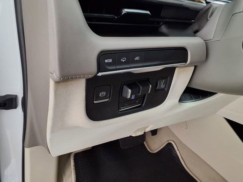 Used 2022 Cadillac Escalade Premium Luxury Platinum image 25