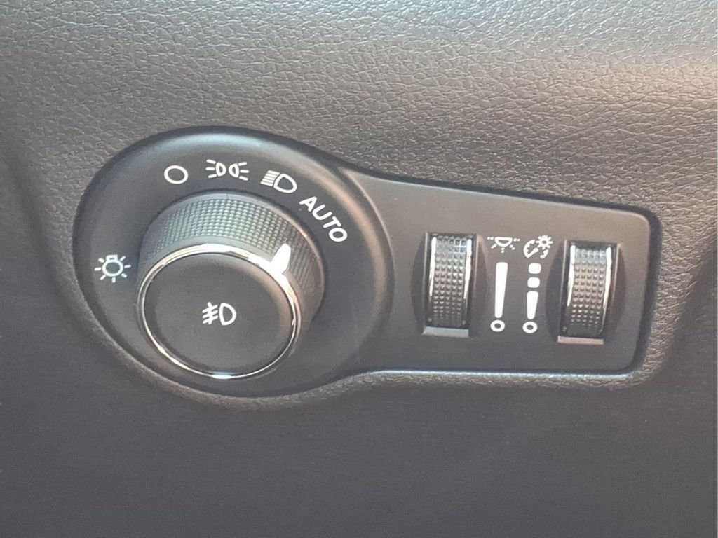 Used 2026 Jeep Compass Limited AWD/4WD image 19