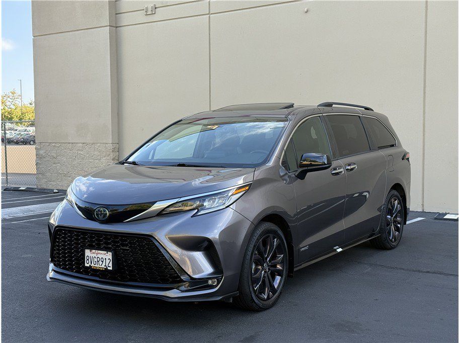 Used 2021 Toyota Sienna XSE FWD image 3