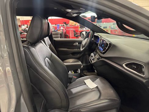Used 2025 Chrysler Pacifica Select FWD image 19