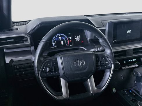 Used 2025 Toyota 4Runner SR5 AWD/4WD image 18