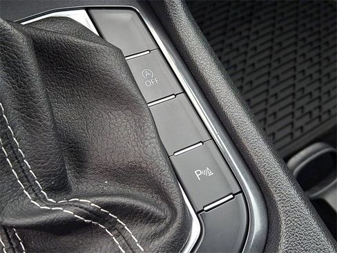 Used 2022 Volkswagen Tiguan SE R-Line image 28