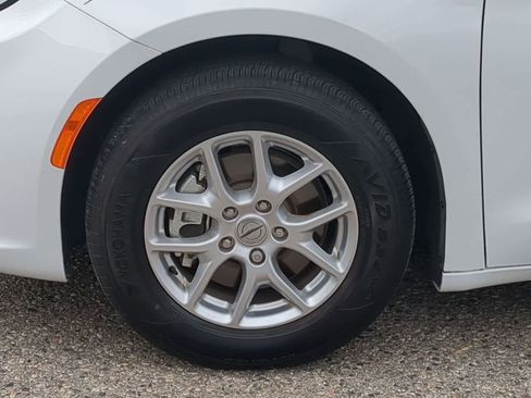 Used 2023 Chrysler Pacifica Touring-L FWD image 14