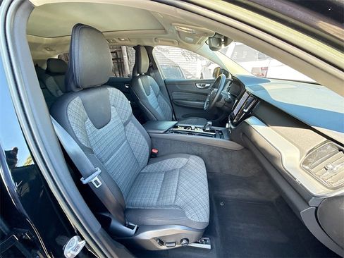 Used 2023 Volvo XC60 B5 Core image 33