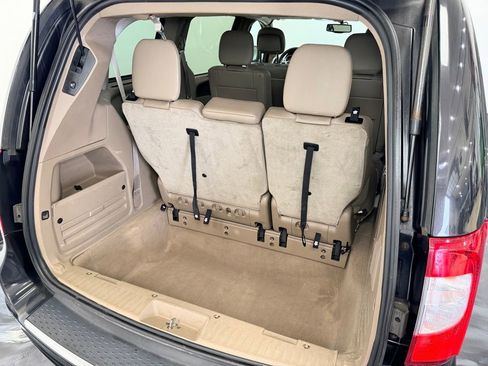 Used 2014 Chrysler Town & Country Touring-L w/ Driver Convenience Group FWD image 8
