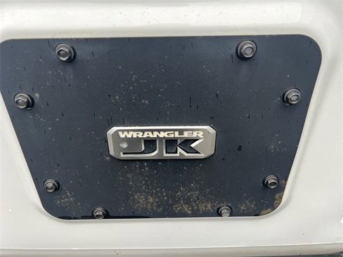 Used 2017 Jeep Wrangler Unlimited Sahara w/ Connectivity Group image 17