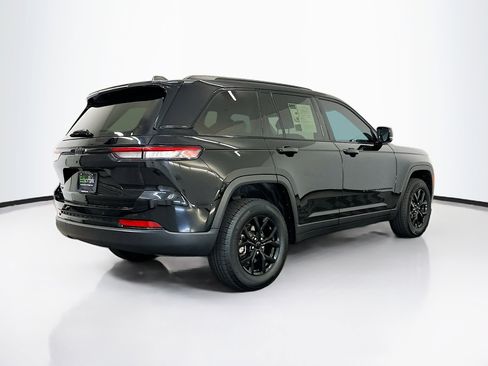Used 2025 Jeep Grand Cherokee Altitude AWD/4WD image 9