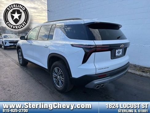 Used 2025 Chevrolet Traverse LT image 3