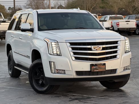 Used 2017 Cadillac Escalade Luxury RWD image 3