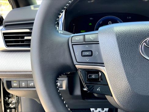Used 2025 Toyota Camry SE w/ Convenience Package FWD image 23
