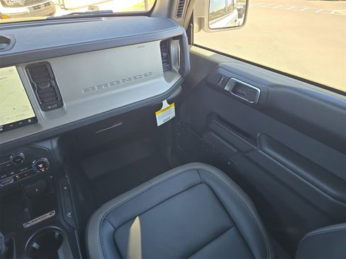 New 2025 Ford Bronco Outer Banks w/ Black Appearance Package image 11