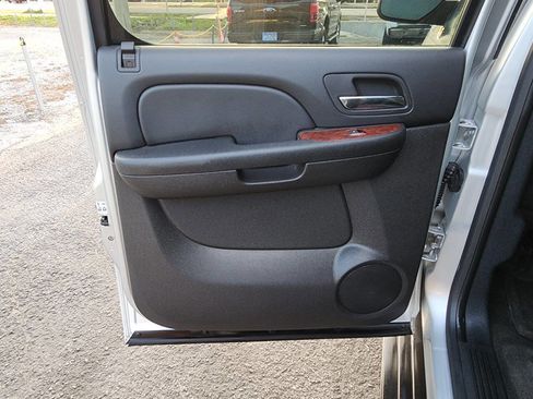 Used 2013 Chevrolet Avalanche LT image 24