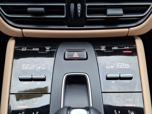 Used 2022 Porsche Macan image 16