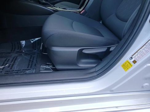 Used 2022 Toyota Corolla LE image 12