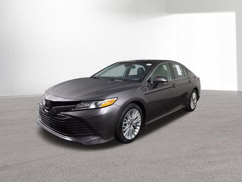 Used 2020 Toyota Camry XLE w/ Navigation Package FWD image 2