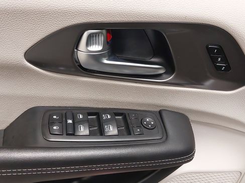 Used 2024 Chrysler Pacifica Touring-L image 25