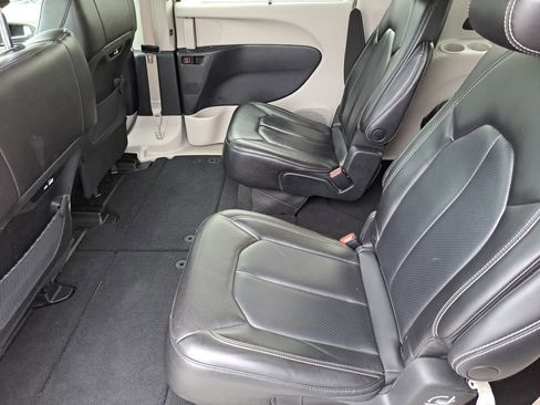 Used 2023 Chrysler Pacifica Touring-L FWD image 15