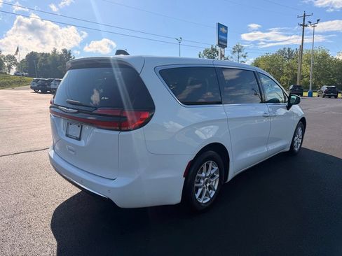 Used 2023 Chrysler Pacifica Touring-L FWD image 10