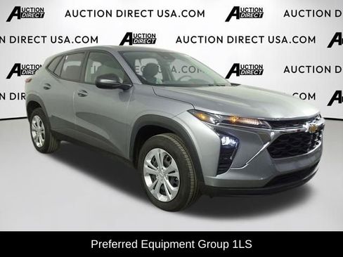 Used 2024 Chevrolet Trax LS image 2