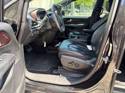 Used 2020 Chrysler Pacifica Touring-L FWD image 4