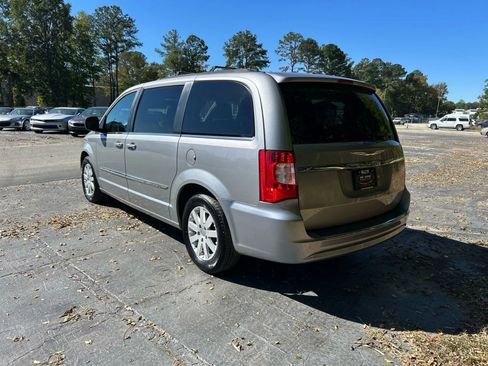 Used 2016 Chrysler Town & Country Touring image 9