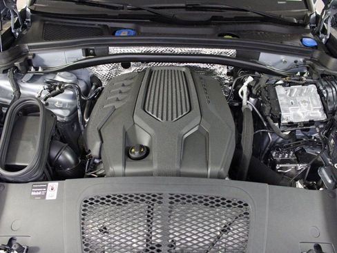 Certified 2025 Porsche Macan image 17