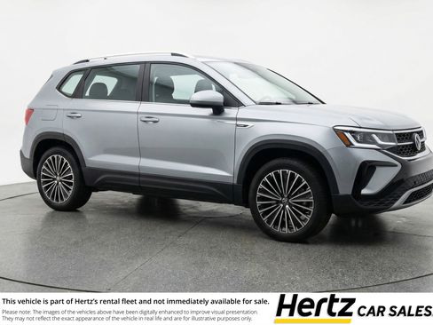 Used 2025 Volkswagen Taos SE image 1