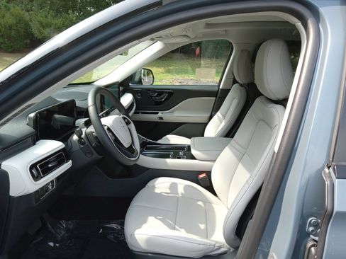 Used 2025 Lincoln Aviator AWD w/ Jet Appearance Package image 10