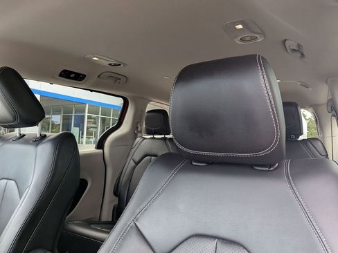 Used 2024 Chrysler Pacifica Touring-L FWD image 15