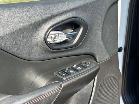 Used 2019 Jeep Cherokee Trailhawk AWD/4WD image 17