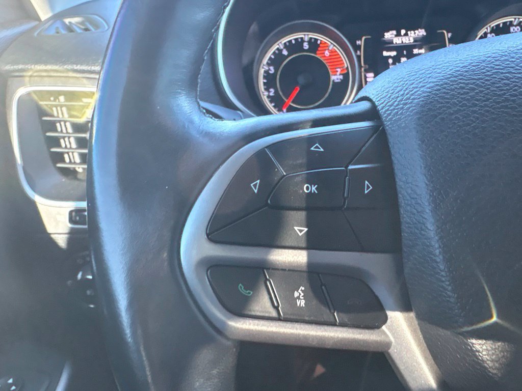 Used 2019 Jeep Cherokee Latitude Plus w/ Cold Weather Group AWD/4WD image 17