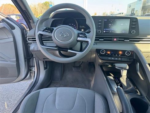 Used 2023 Hyundai Elantra SEL image 11