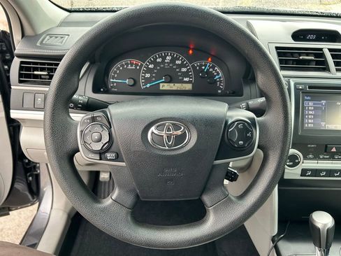 Used 2014 Toyota Camry L image 20