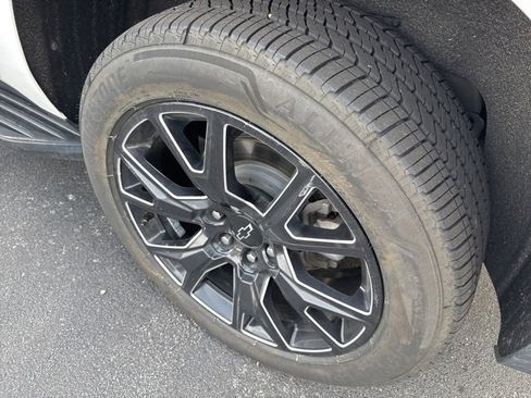 Used 2024 Chevrolet Suburban Premier image 12