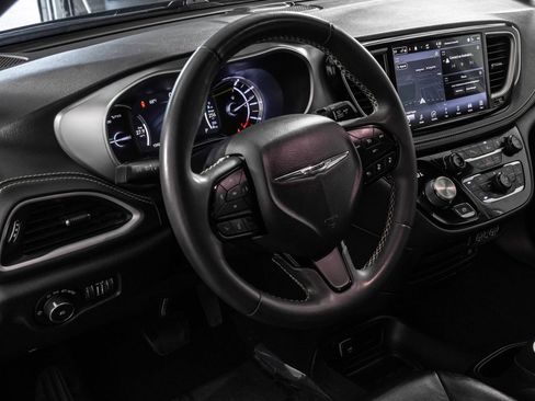 Used 2022 Chrysler Pacifica Touring-L w/ Uconnect Theater Family Group FWD image 37