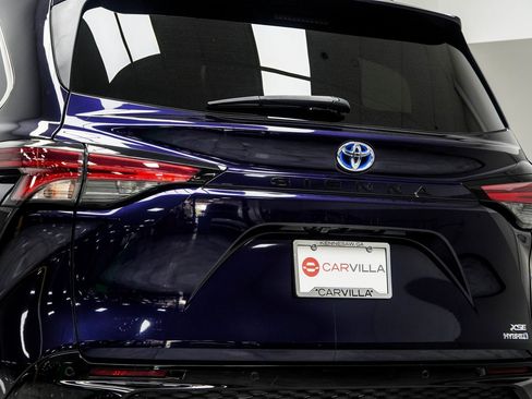 Used 2022 Toyota Sienna XSE image 13