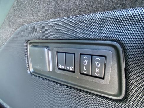 Used 2025 Cadillac Escalade ESV Premium Luxury Platinum image 14